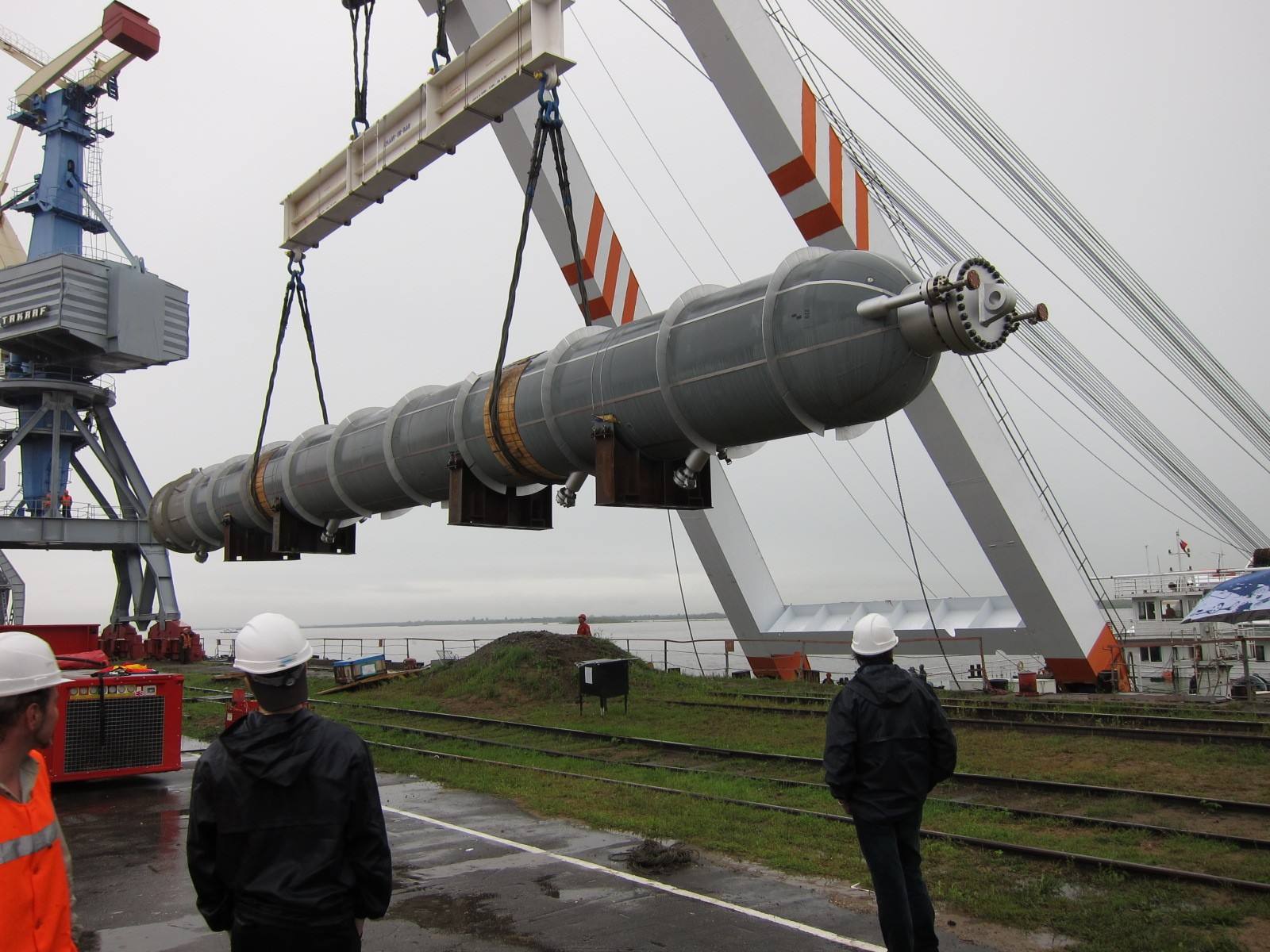 人员的安全和高压设备的特殊性,在高压设备的吊装中多采用起重吊装,其